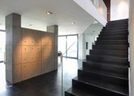 Interiér funkcionalistické rodinné vily ve Varnsdorfu – přízemí se schodištěm.
