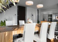 Moderní rodinný dům s dominantními střešními okny – jídelní stůl z masivního dřeva.