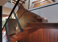 Venkovský rodinný dům od architekta Radomíra Grafka – dřevěné schodiště se skleněným zábradlím.